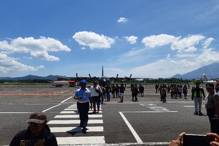 Warga Manado dari Wemena tiba di Bandara Sam Ratulangi menggunakan pesawat Hercules, Kamis (10/10/2019) sekitar pukul 10.10 Wita