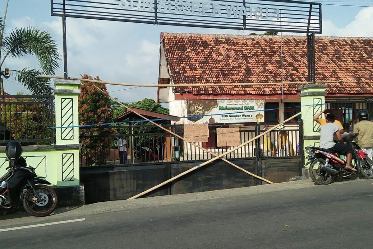SDN 1 Sumber Waru Kecamatan Waru Kabupaten Pamekasan disegel oleh wali murid karena kepala sekolahnya dipindah ke sekolah lain.