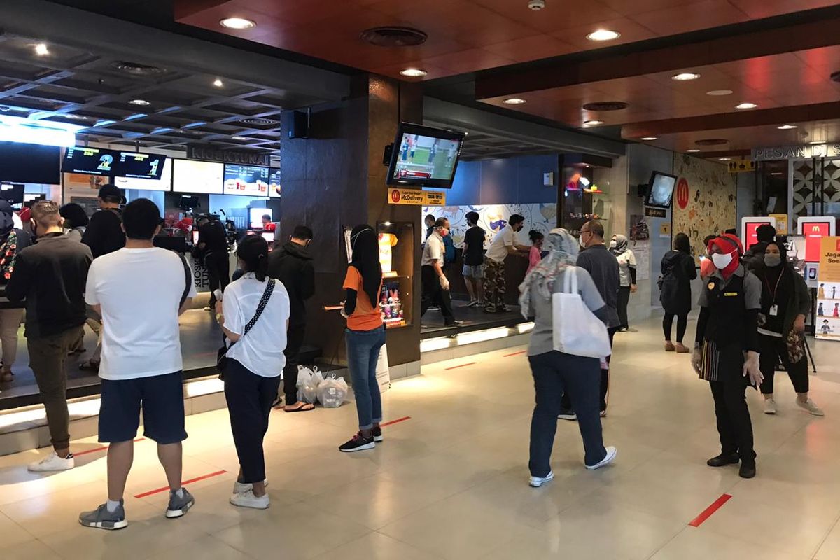 Sejumlah masyarakat mengunjungi McDonalds Sarinah Jakarta jelang penutupan layanan pada Minggu (10/5/2020) pukul 22.05 WIB.
