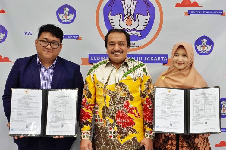 Ibnu Sina (kiri) pecahkan rekor guru besar hukum termuda di Indonesia dalam usia 33 tahun