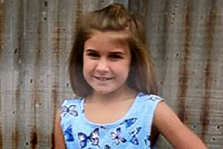 Jaylin Anne (8 tahun) tewas karena dihukum lompati trampolin di cuaca yang panas tanpa makan dan minum, sehingga membuatnya dehidrasi. 
