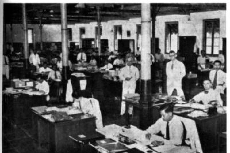 Suasana kerja staf redaksi Balai Pustaka sebelum perang Dunia II