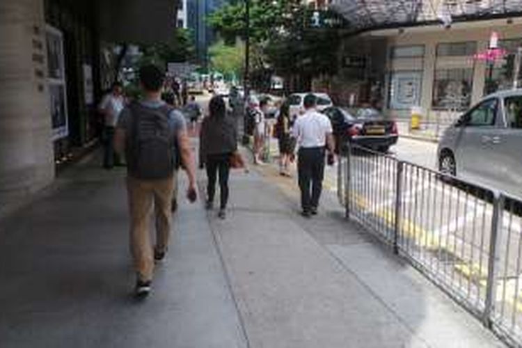 Warga Hongkong berjalan kaki di pedestrian jalan daerah Causeway Bay, Hongkong, Minggu (19/6/2016) sore. Causeway Bay berada di daratan seberang area Kowloon, Tsim Tsa Tsui sekitar 20 menit dijangkau menggunakan Mass Transit Rail (MTR).