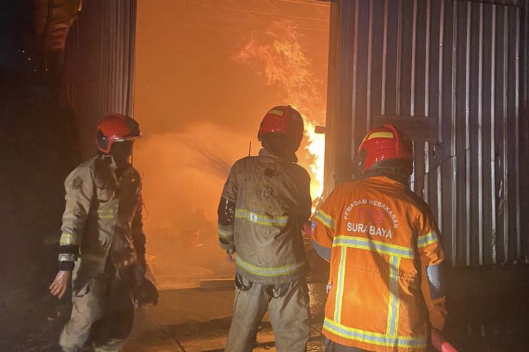 Petugas Damkar saat memadamkan api di gudang mebel di Surabaya, Jawa Timur, Kamis (2/11/2023)