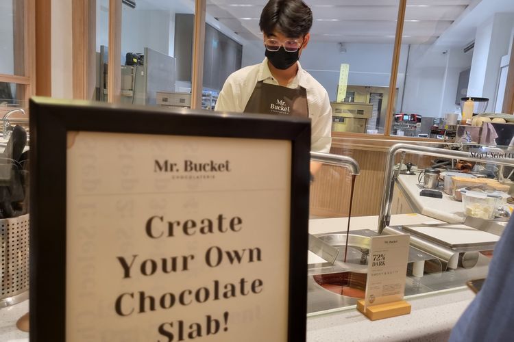 Area tempat membuat cokelat topping custom di Mr Bucket Chocolaterie di Singapura, Rabu (4/10/2023).