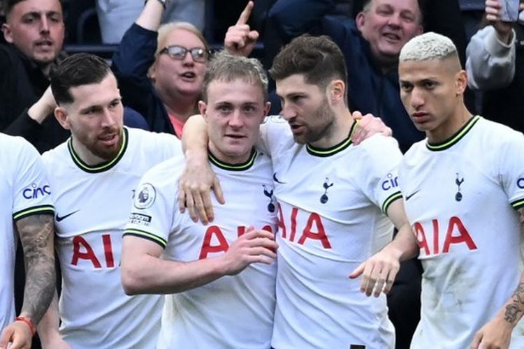 Oliver Skipp saat berselebrasi seusai mencetak gol buat Tottenham dalam laga kontra Chelsea pada pekan ke-25 Liga Inggris 2022-2023. Laga Tottenham vs Chelsea, yang bertajuk Derbi London, digelar di Stadion Tottenham Hotspur pada Minggu (26/2/2023) malam WIB. Terkini, Tottenham bakal melawan Milan dalam leg kedua 16 besar Champion League. Laga Tottenham vs Milan dihelat di Stadion Tottenham Hotspur pada Kamis (9/3/2023) dini hari WIB. (Foto oleh JUSTIN TALLIS / AFP).