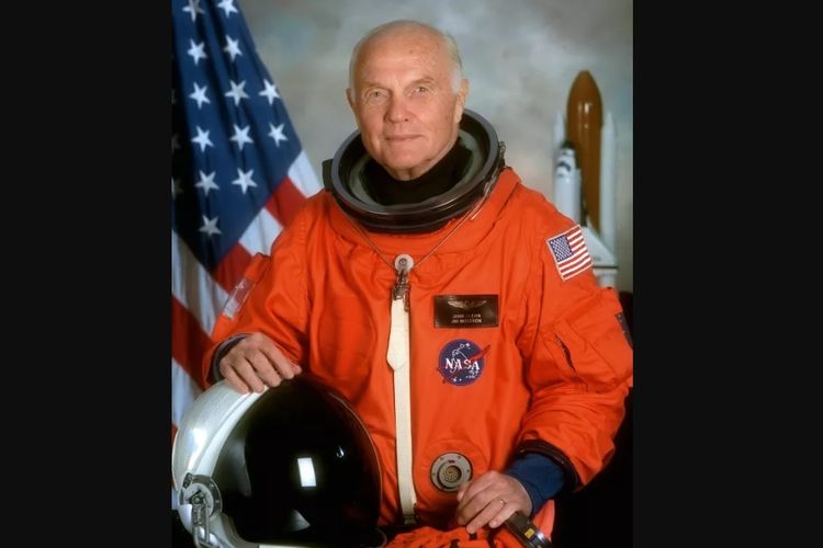 John Glenn Jr sebelum menjalani misi pesawat ulang alik Discovery pada 1998.