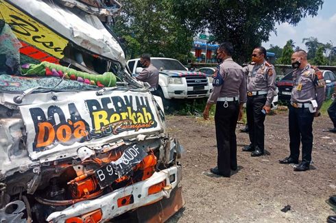Sopir Truk dalam Tabrakan Beruntun di Puncak Tak Punya SIM dan Meninggal di Lokasi