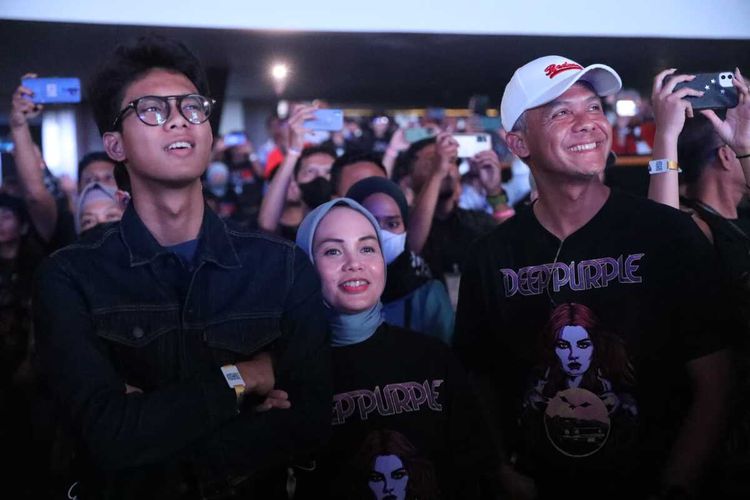 Gubernur Jateng Ganjar Pranowo dan keluarga menonton konser Deep Purple bersama di Auditorium Universitas Muhammadiyah Surakarta (UMS), Jumat (10/3/2023) malam.
