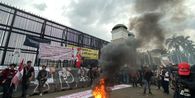 Gerbang DPR Diselimuti Asap Hitam, Buruh Bakar Ban dan Spanduk Tuntut Suara Didengar