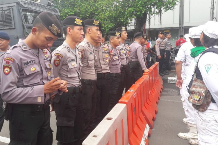 Sejumlah polisi bersiaga di depan Pengadilan Negeri Jakarta Utara guna mengamankan sidang PK Ahok pada Senin (26/2/2018).