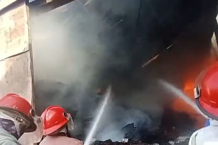 Petugas Damkar Kabupaten Cirebon Jawa Barat berusaha memadamkan api di pabrik pengolahan kayu furniture Sabtu (10/5/2025) siang.