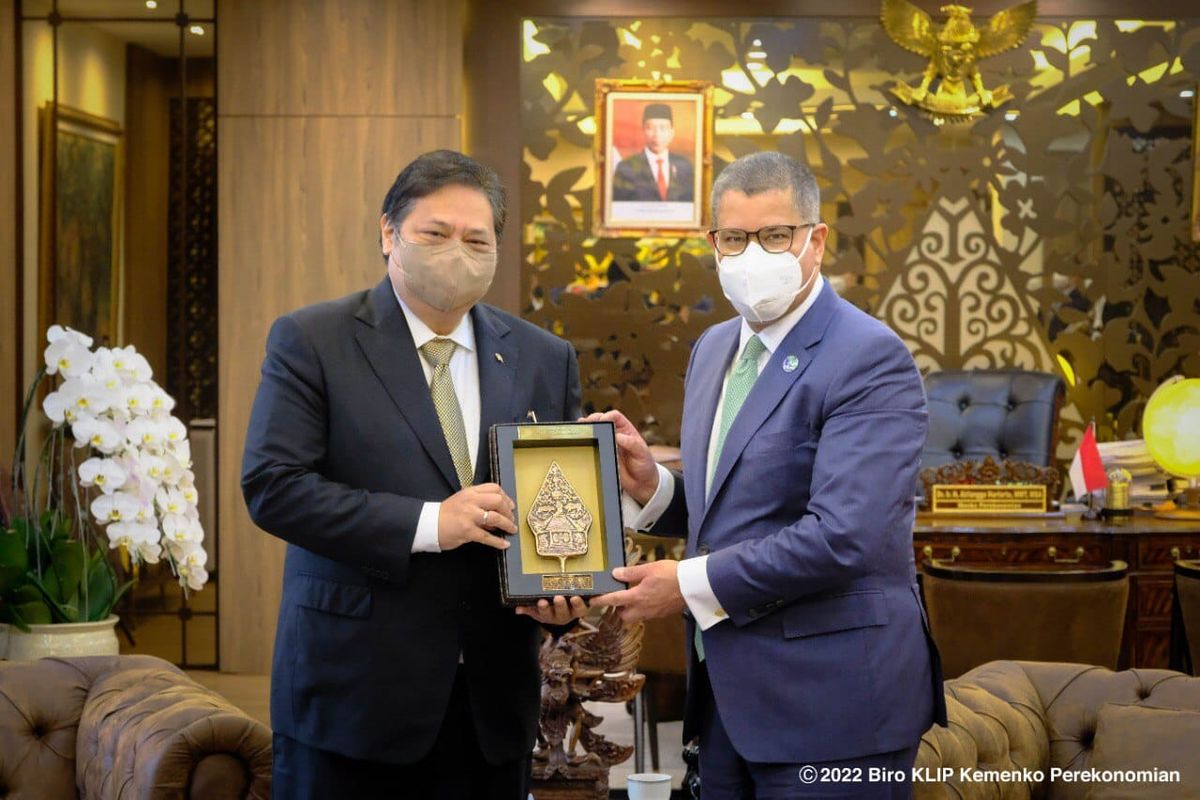  Presiden COP26 UK Alok Sharma menemui Menteri Koordinator Bidang Perekonomian Airlangga Hartarto di Kantor Kemenko Perekonomian, Jakarta, Kamis (17/2/2022).