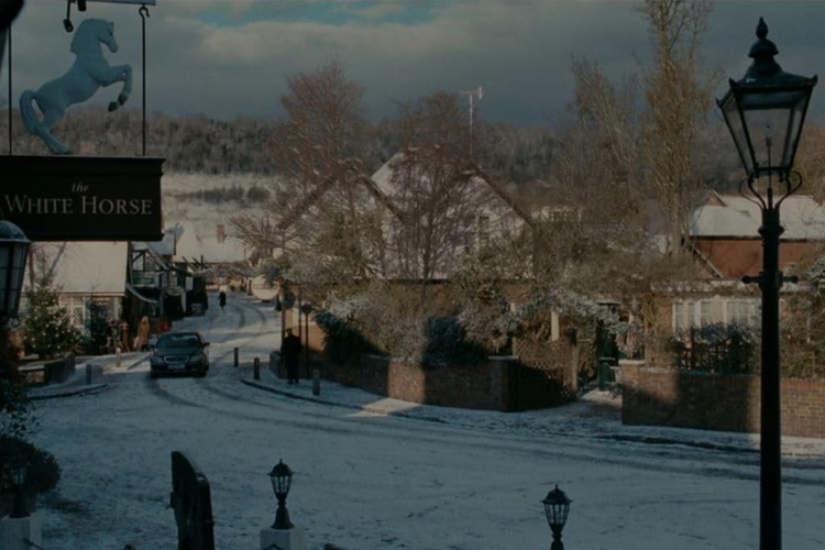 Cuplikan film The Holiday. Di balik kisah romantis The Holiday, ada lokasi-lokasi nyata yang membuat film ini terasa dekat dan memikat.