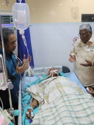 Gubernur Sultra Ali Mazi dan Ketua DPRD Sultra Abdurrahman Saleh berdoa untuk kesembuhan Mahasiswa UHO Kendari, Yusuf Kardawi yang dirawat pasca kerusuhan pasca-demonstrasi di gedung setempat. Foto dokumen Dinas Kominfo Sultra