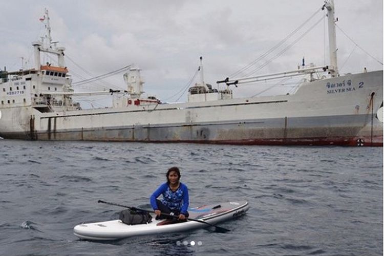 Menteri Susi saat paddling di depan kapal Silver Sea 2 di Aceh