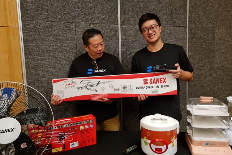Direktur PT Indo Surya Kencana Handoyo Setiawan dan Senior Sales Manajernya Ronny Gondo Sari menampilkan produk mereka Sanex di Jakarta, Kamis (8/12/2022).