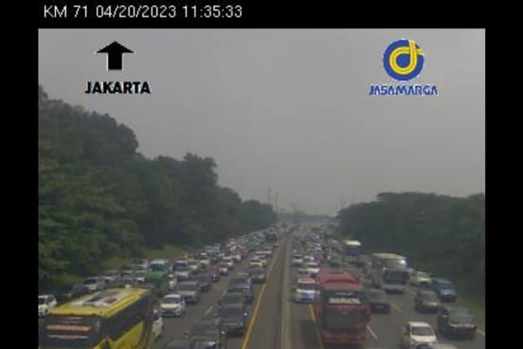 Pantauan CCTV di Km 71 tol Jakarta-Cikampek arah Jakarta pada arus mudik Lebaran 2023