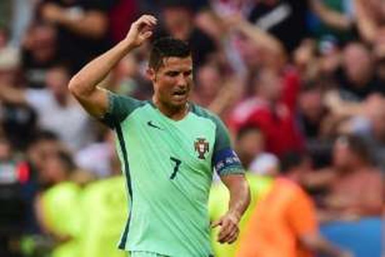 Kapten Portugal, Cristiano Ronaldo, sempat menunjukkan kekesalan ketika gawang timnya dijebol pemain Hungaria pada laga pamungkas grup Piala Eropa 2016, Rabu (22/6/2016). 