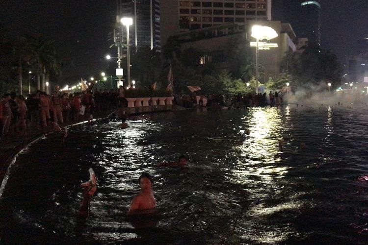 Puluhan pendukung Persija menyeburkan diri ke kolam Bundaran Hotel Indonesia, Jakarta Pusat pada Minggu (25/4/2021) malam.