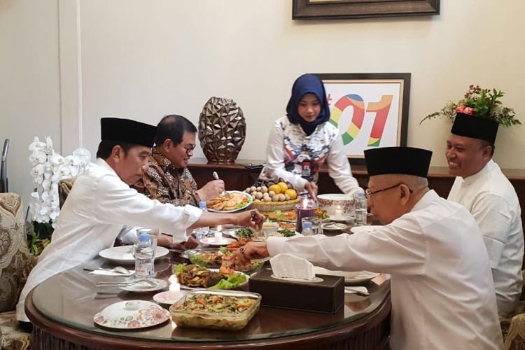 Calon presiden nomor urut 01 Joko Widodo berkunjung ke kediaman pendampingnya, Maruf Amin, Jumat (28/12/2018) siang.