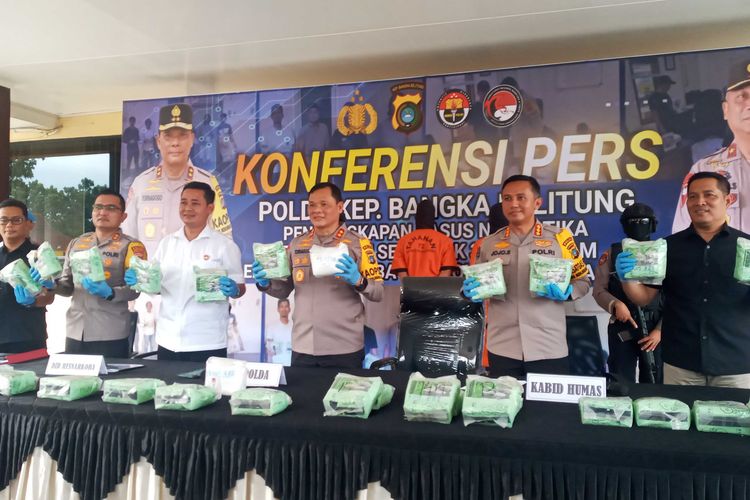 Sabu sebanyak 35 kilogram yang dikemas dalam 35 paket dan dua kurir diamankan di Mapolda Bangka Belitung, Selasa (26/3/2024).
