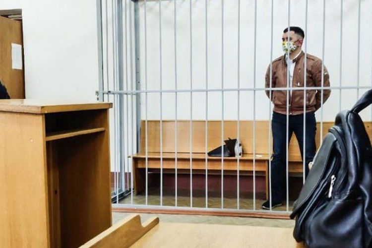 Stepan Latypov ketika dibawa ke ruang sidang pengadilan di Minsk, Belarus. Latypov menusuk lehernya sendiri setelah keluarganya diancam jika dia tak mau mengaku kejahatannya.