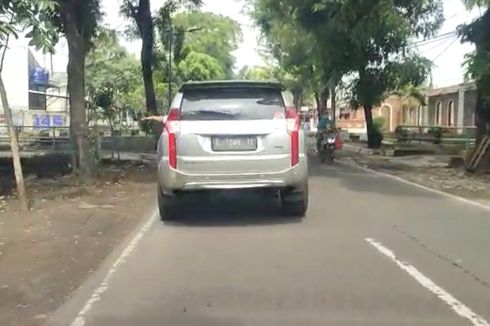 Viral, Penumpang Mobil Pajero Sport Buang Sampah ke Kali di Jagakarsa