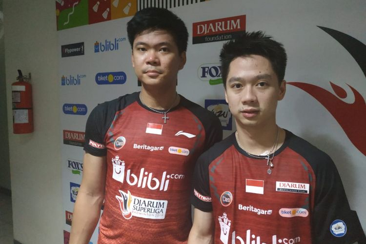 Pasangan ganda putra PB Djarum Kudus, Praveen Jordan (kiri) dan Kevin Sanjaya Sukamuljo (kanan) seusai pertandingan Djarum Superliga Badminton 2019, di Sasana Budaya Ganesha, Bandung, Jawa Barat, Senin (18/2/2019).