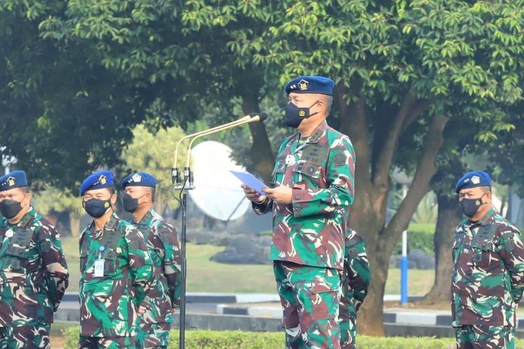 Wakil Kepala Staf Angkatan Udara (Wakasau) Marsda TNI A Gustaf Brugman langsung memimpin apel luar biasa di awal tugasnya sebagai orang nomor di TNI AU di Lapangan Apel Mabesau, Jakarta, Senin (11/10/2021).(Dispenau)