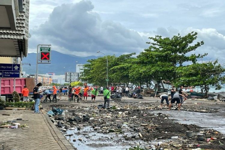 Tampak material sampah berserakan di kawasan Megamas Manado setelah banjir rob surut, Senin (18/1/2021) 11.50 WITA