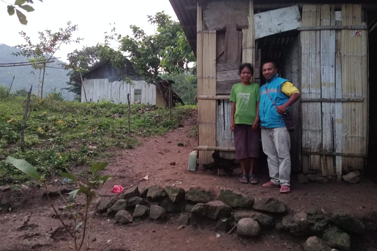 Guru Heribertus Minggus berpose bersama Mama Maria Sisilia Regi (53) di depan rumah reyot di Kampung Leke, Kelurahan Tanah Rata, Kecamtan Kota Komba, Kabupaten Manggarai Timur, NTT, Kamis, (26/6/2025).