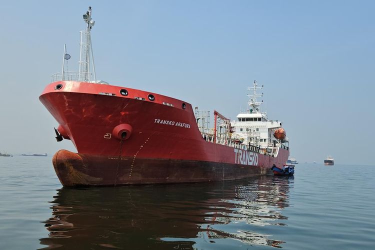 Kapal Pertamina MT Transko Arafura Evakuasi 17 Korban KMP Mutiara Sentosa II
