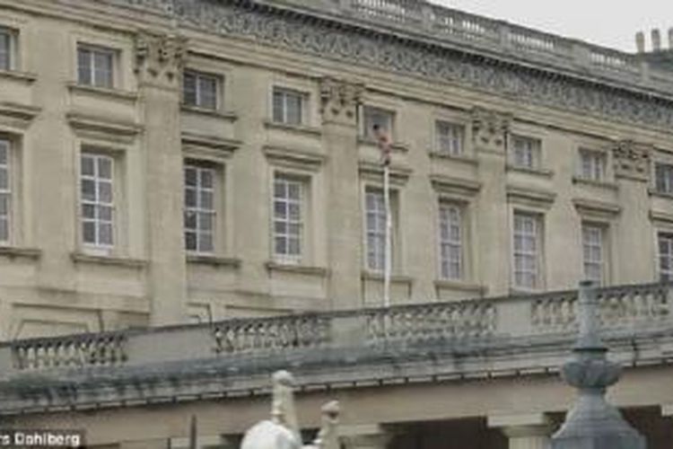 Seorang pria telanjang terlihat sedang menuruni fasad Istana Buckingham di Inggris dengan menggunakan sambungan seprai.
