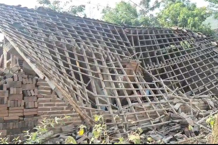 Tidak Ada Angin, Tidak Ada Hujan, Rumah Lansia di Ponorogo Tiba-tiba Ambruk