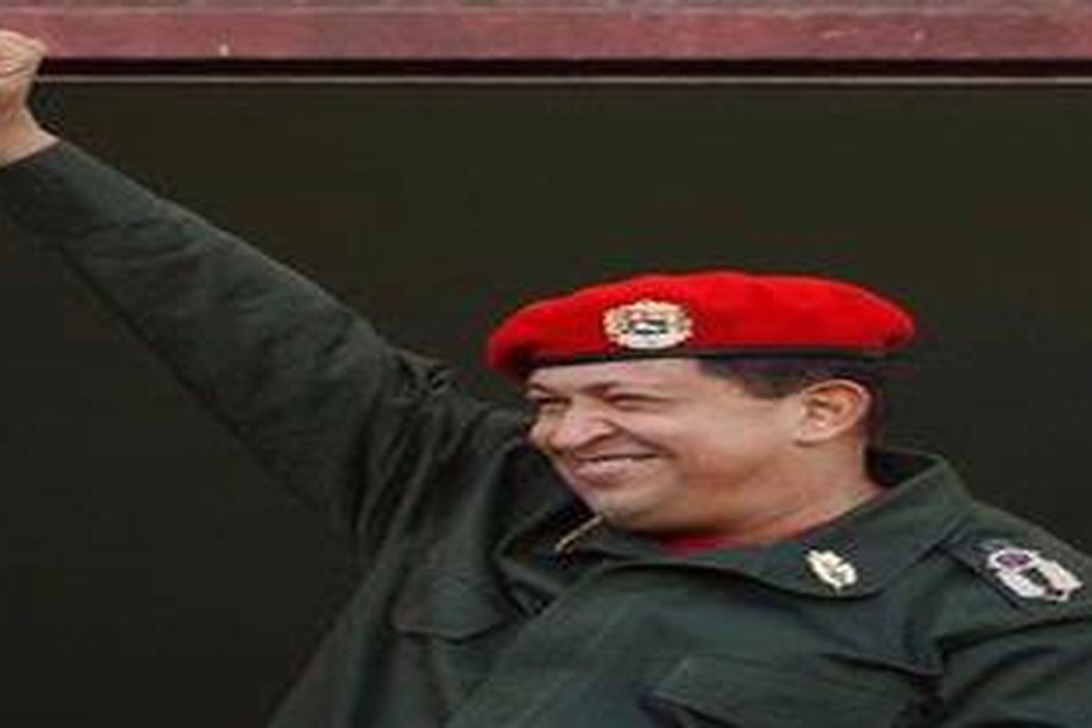 Presiden Venezuela Hugo Chavez menemui rakyatnya dari balkon istana presiden di Caracas, Venezuela, setelah kembali dari Kuba, Senin (4/7/2011).