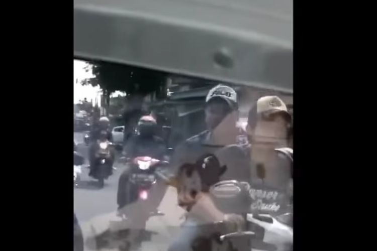 Dua tersangka suporter PSIS mengejar mobil korban di Jalan Tentara Pelajar, Kota Semarang, Jawa Tengah, Kamis (7/7/2022).