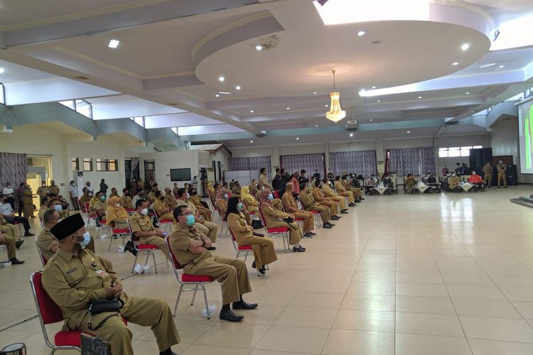 Para pejabat di lingkungan Pemkab Jember saat mengikuti arahan dari Plh Bupati Jember Hadi Sulistyo Senin (22/2/2021)