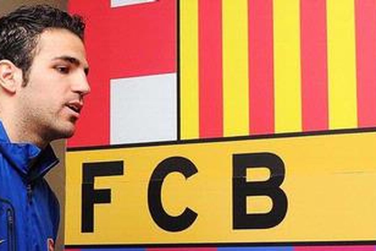 Kapten Arsenal, Cesc Fabregas, ketika menghadiri konferensi pers menjelang pertandingan Liga Champions, di Camp Nou, 8 Maret silam. Dia dikabarkan segera menjadi pemain Barcelona.