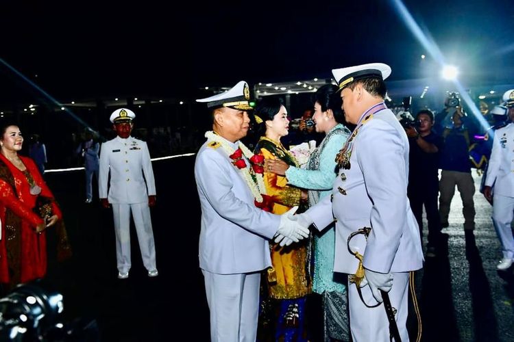 Mantan Panglima Komando Armada Republik Indonesia (Pangkoarmada RI) Laksamana Madya (Purn) Agung Prasetiawan menjalani prosesi wisuda purnawira yang dipimpin Kepala Staf Angkatan Laut (KSAL) Laksamana Yudo Margono di Akademi Angkatan Laut (AAL), Surabaya, Jawa Timur, Senin (24/10/2022) malam.