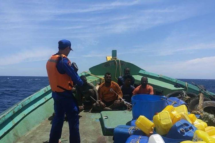 Satu kapal ilegal asing berbendera India mengangkut delapan ABK ditangkap Polairud saat mencuri ikan di perairan laut Kawasan Pulau Rusa Aceh Besar, Senin (07/03/2022).