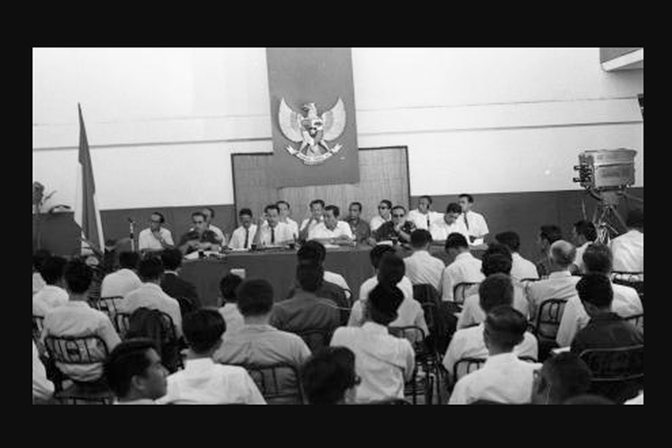 Menteri Penerangan B.M Diah Kamis (16/3) pagi bertempat studio TV-RI mengadakan konferensi pers. MB Diah mendapat pertanyaan terkait dengan pelaksanaan Ketetapan MPRS nomor 33/67 yang menyangkut Presiden Soekarno dan juga mengenai tindakan-tindakan Jenderal Soeharto