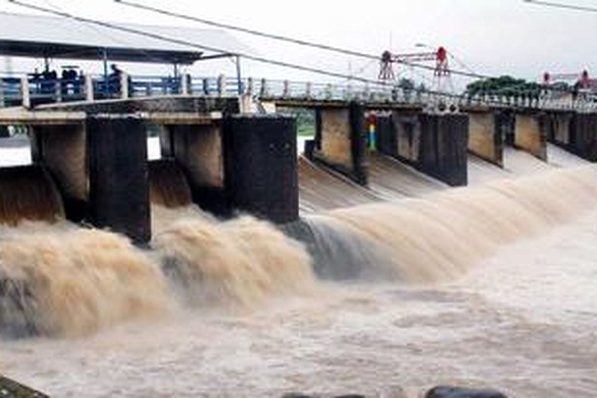 Ketinggian air Sungai Ciliwung di Bendung Katulampa, Kota Bogor, Jawa Barat, mencapai 60 sentimeter atau Siaga IV banjir, Jumat (13/1/2012) pagi. Curah hujan yang tinggi di daerah hilir Ciliwung, seperti Puncak berpotensi menyebabkan banjir di DKI Jakarta, terlebih pertengahan Januari hingga Februari diperkirakan menjadi puncak musim hujan.  