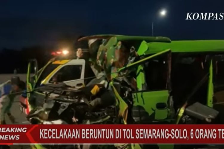 Kondisi minibus Elf yang terlibat kecelakaan beruntun di Tol Semarang-Solo, Boyolali. Berdasarkan data sementara, terdapat 6 orang yang tewas dalam kejadian ini.