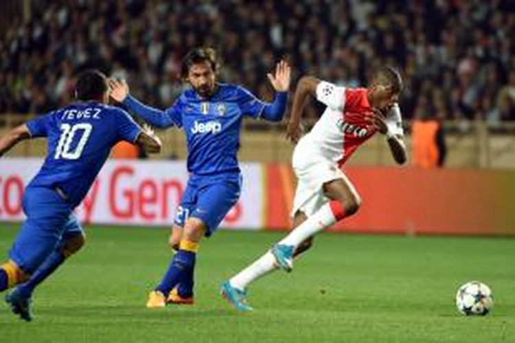Gelandang AS Monaco, Geoffrey Kondogbia, saat berusaha lepas dari kawalan pemain Juventus pada leg kedua perempat final Liga Champions di Stade Louis II, Rabu (22/4/2015). 