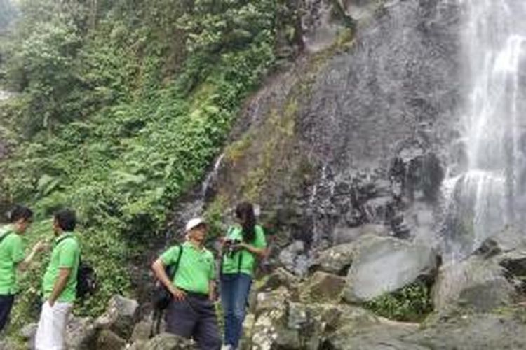 Pengunjung di antara dua air terjun, Curug Cigamea (kiri) dan Curug Cimudal (kanan) di Kawasan Taman Nasional Gunung Halimun Salak (KTNGHS), Kabupaten Bogor, Jawa Barat.