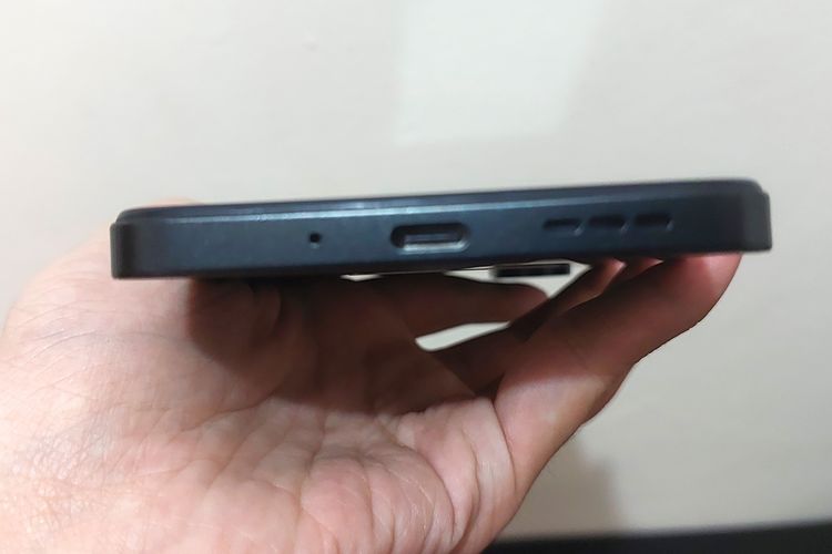 Bagian bawah Redmi 13C 4G dibekali lubang speaker, port USB-C, dan mikrofon