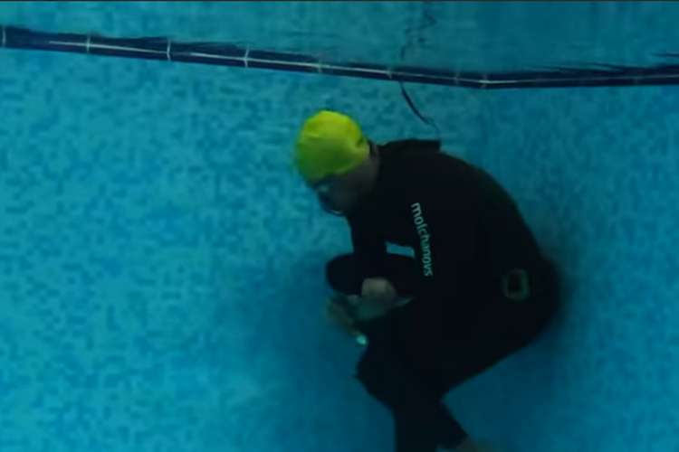 Freediver asal Kroasia Vitomir Maricic berhasil memecahkan rekor dunia Guinness World Records dengan berjalan kaki sejauh 110 meter di bawah air.