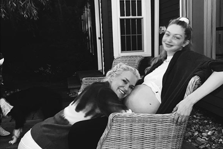 Yolanda Hadid dan putrinya Gigi Hadid