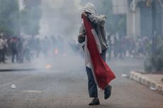 Kisah di Balik Foto Viral Anak SMA Bawa Bendera Merah Putih di Tengah Kabut Gas Air Mata